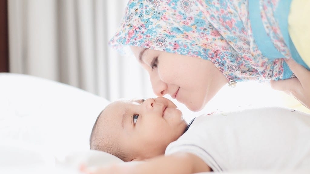 5 sure-fire ways to make the most of your maternity leave mom kissing newborn baby