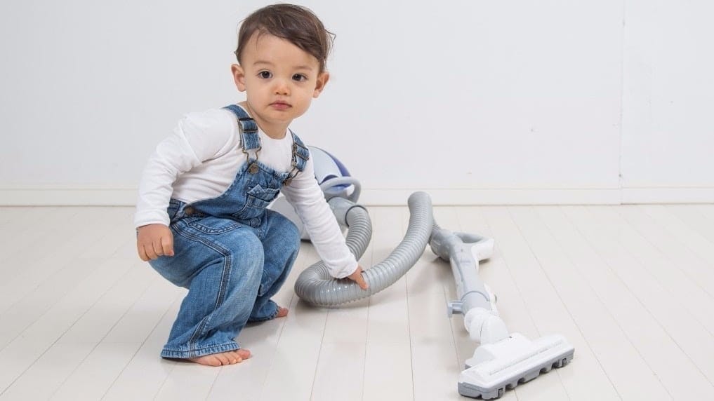 Montessori at home: 10 helpful chores your child can do all by herself origin 3849 - Motherly