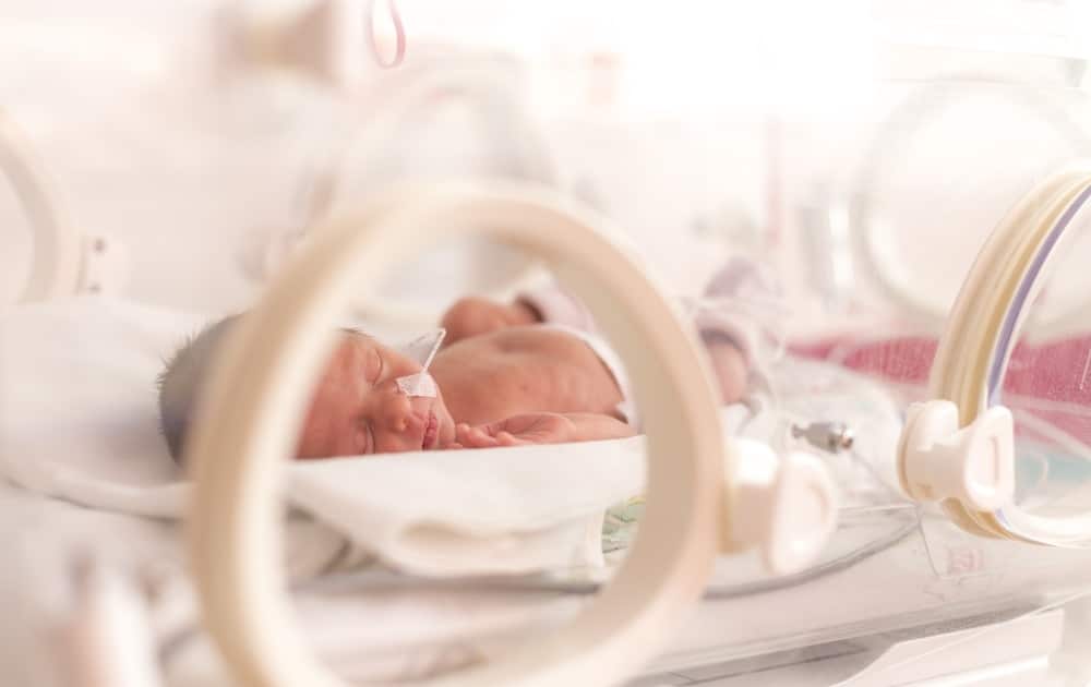 Delayed cord clamping can save babies’ lives, study finds