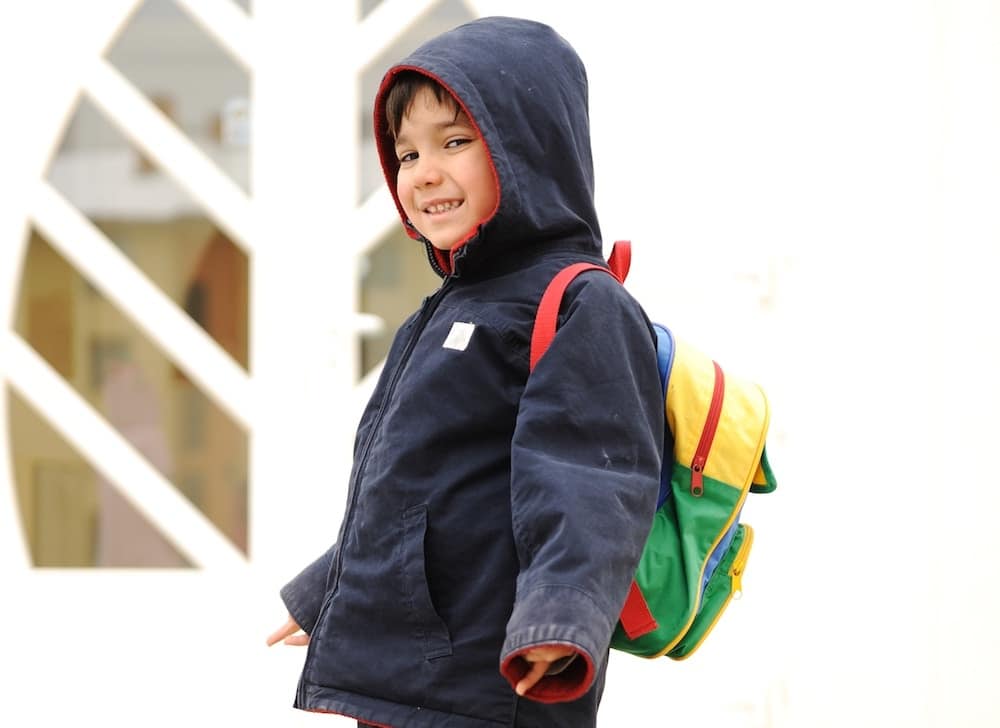 20 real thoughts every mom has in the school pickup line