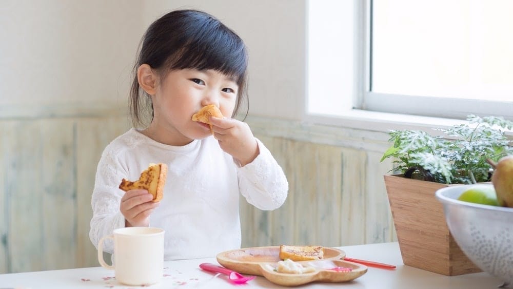4 powerful ways to ‘set the vision’ for your family’s day Child eating breakfast