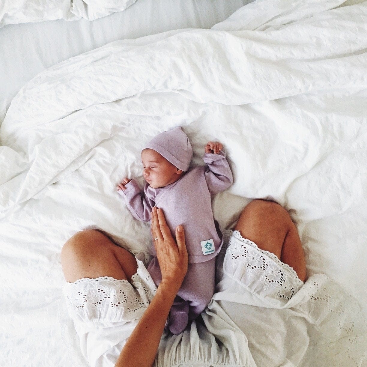 What is infant avoidant attachment? What parents need to know mom placing hand on baby's chest to prevent infant avoidant attachment