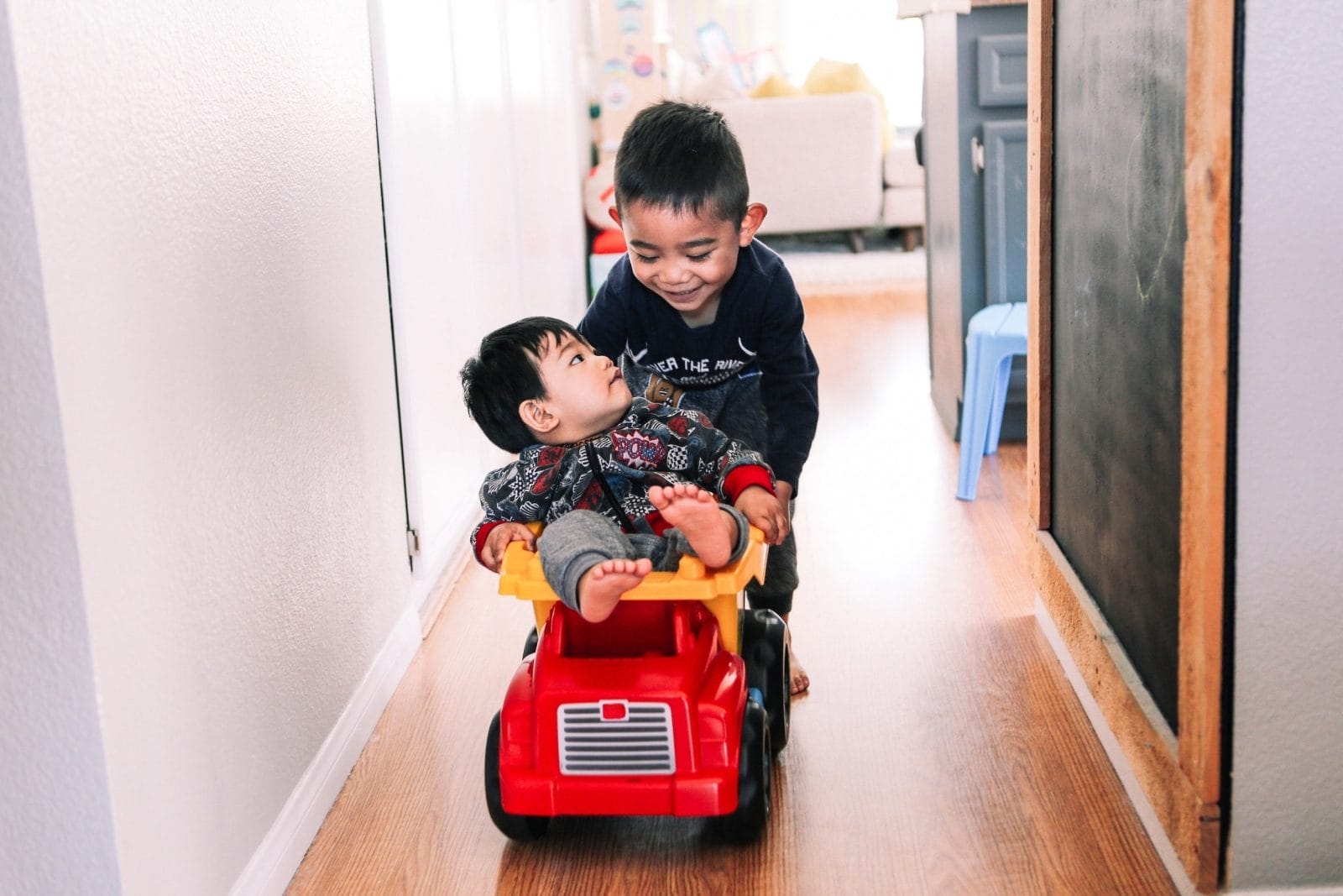 My kids and I stopped sticking to a regular schedule—and it has made such a huge difference brother playing with no routine