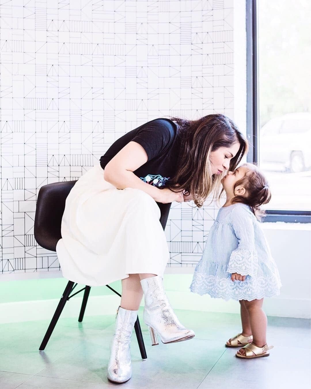 Dear daughter: Becoming your mama has changed me forever mom kissing daughter