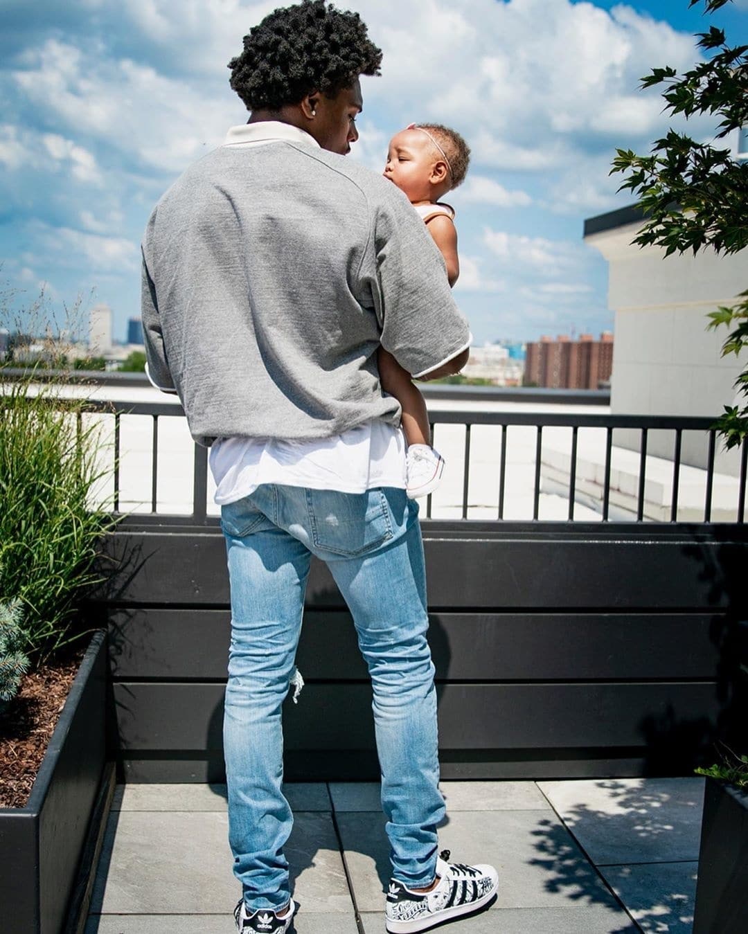 This NFL player just took paternity leave (and he should not have to defend that choice)
