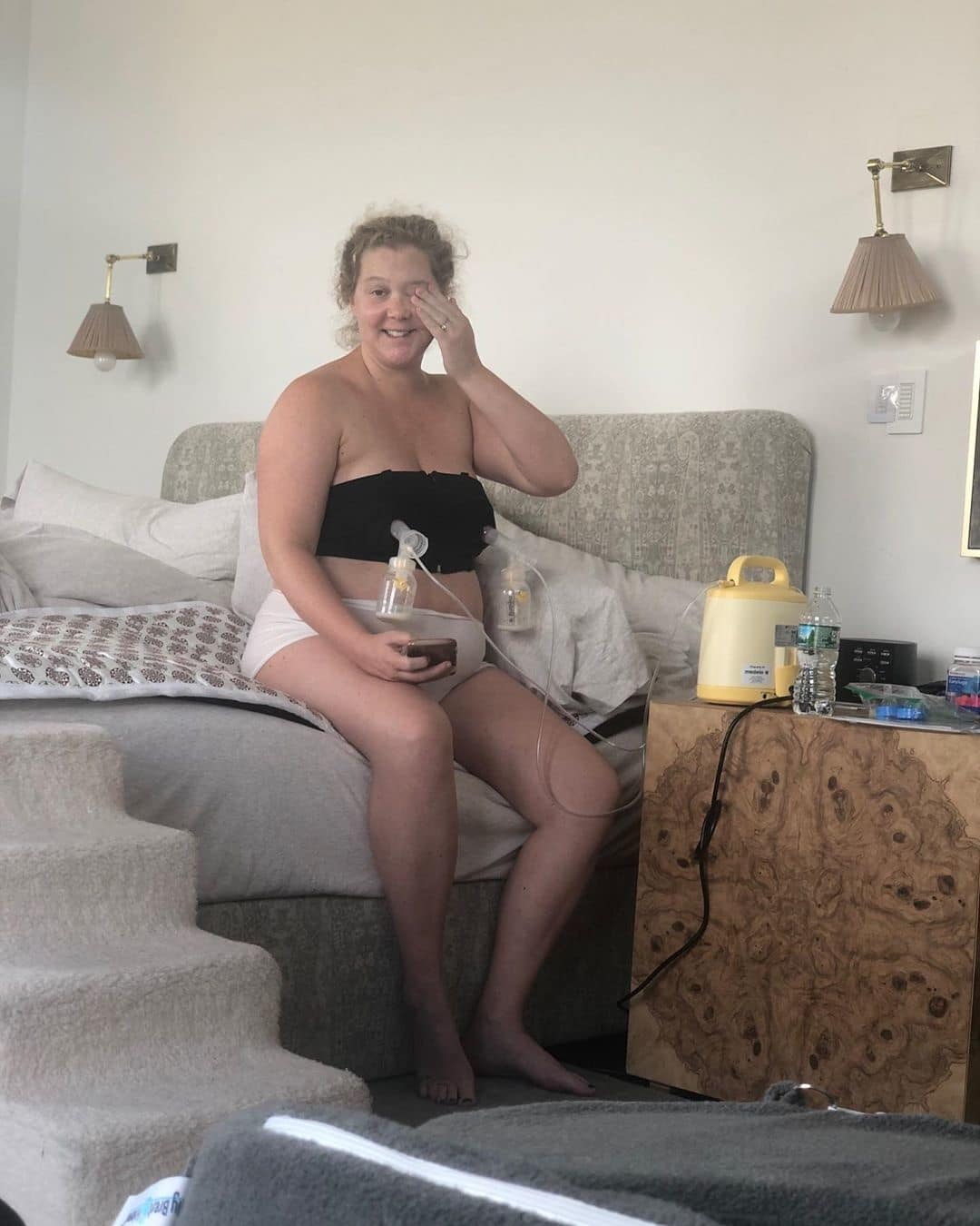 Amy Schumer is refreshingly honest about the bittersweet end of maternity leave Amy Schumer pumping on the edge of her bed