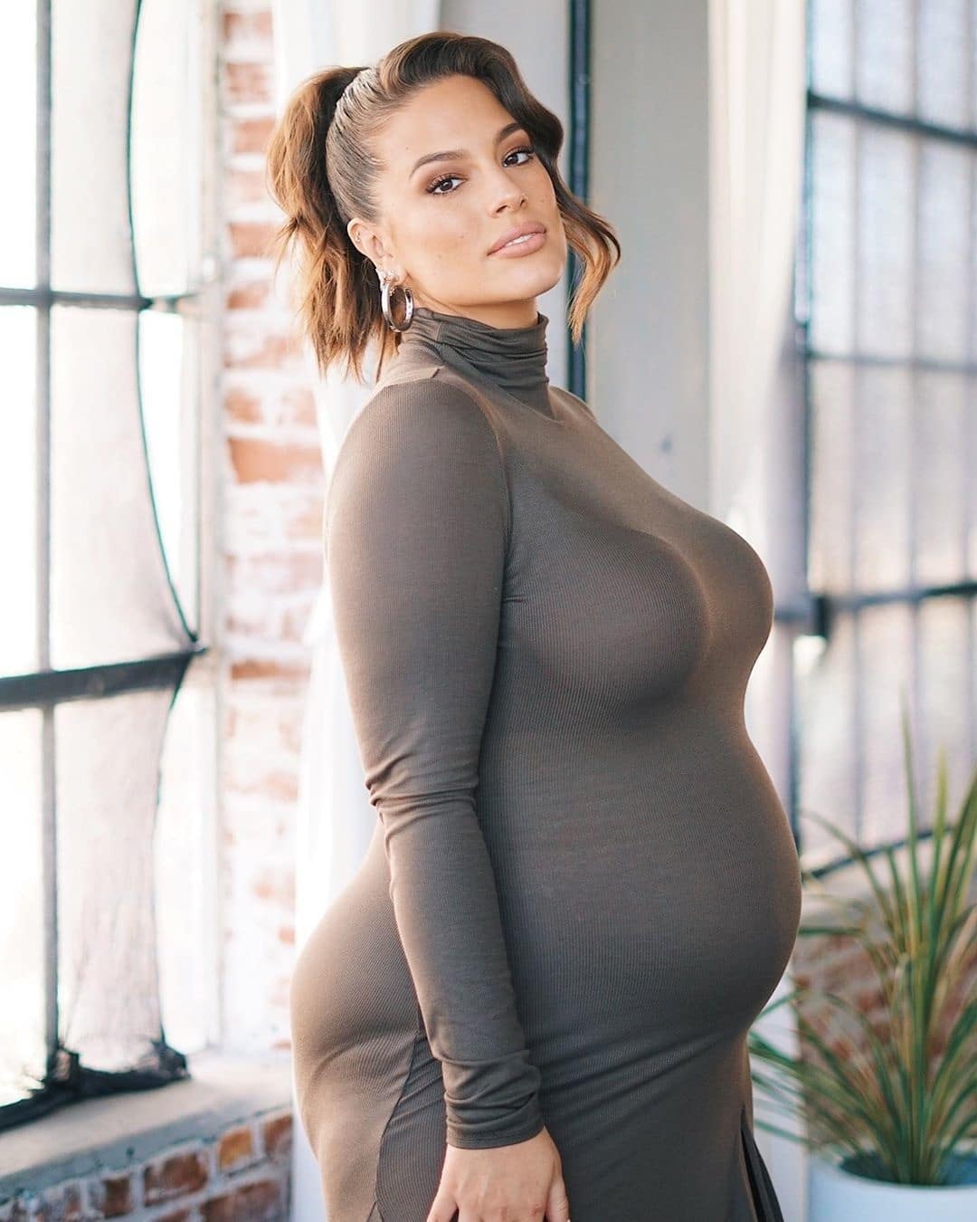 Pregnant Ashley Graham posted some powerful body confidence videos on Instagram Pregnant Ashley Graham