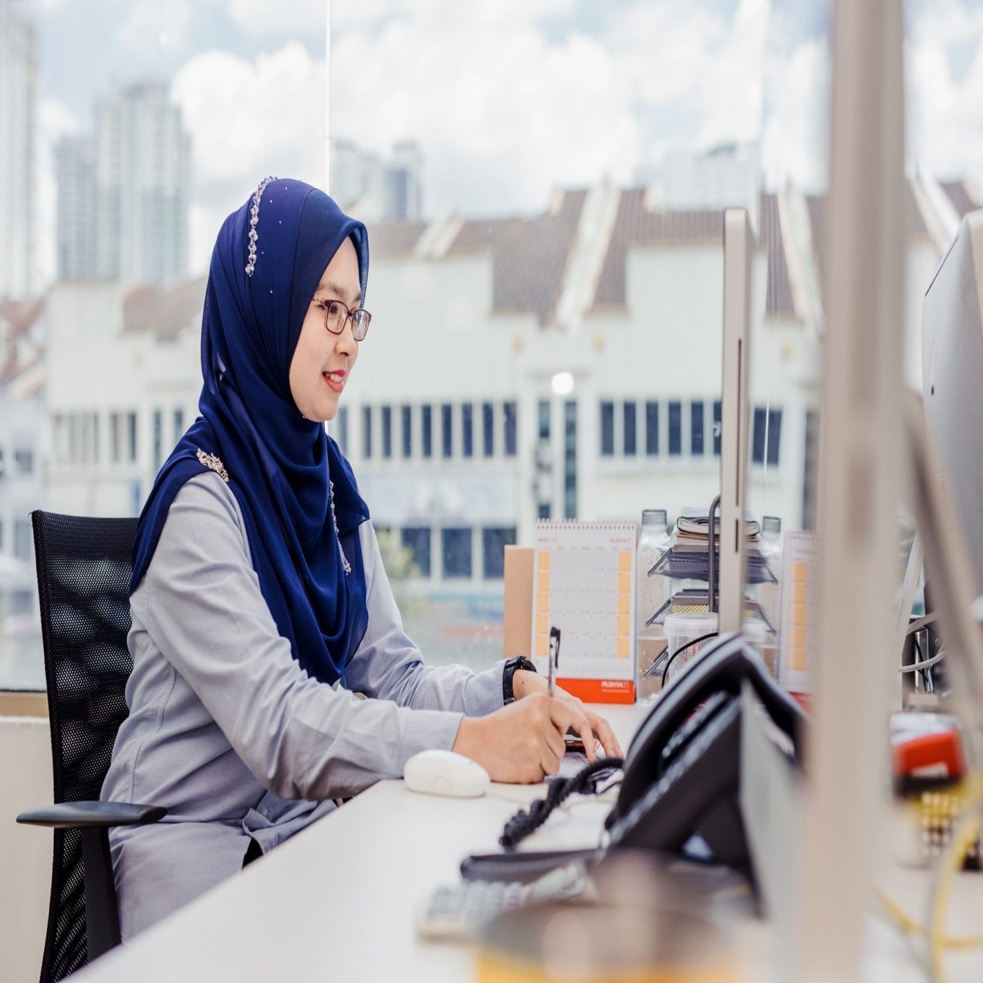 How to make going back to work after maternity leave a smooth transition woman working on a tablet