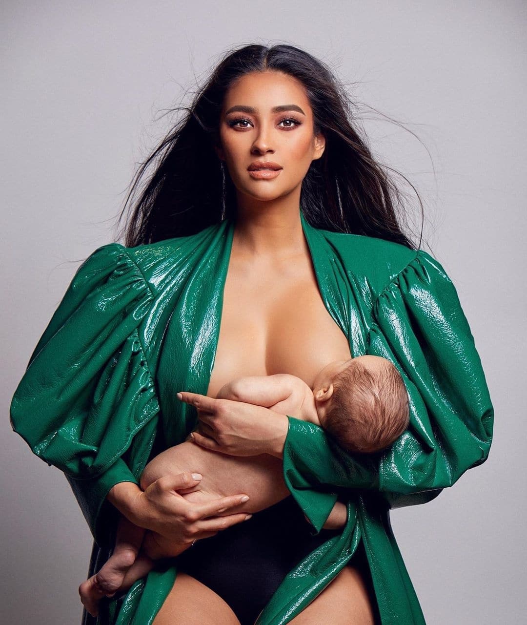 Shay Mitchell channels Rachel McAdams in viral breastfeeding photo Shay Mitchell breastfeeding her baby