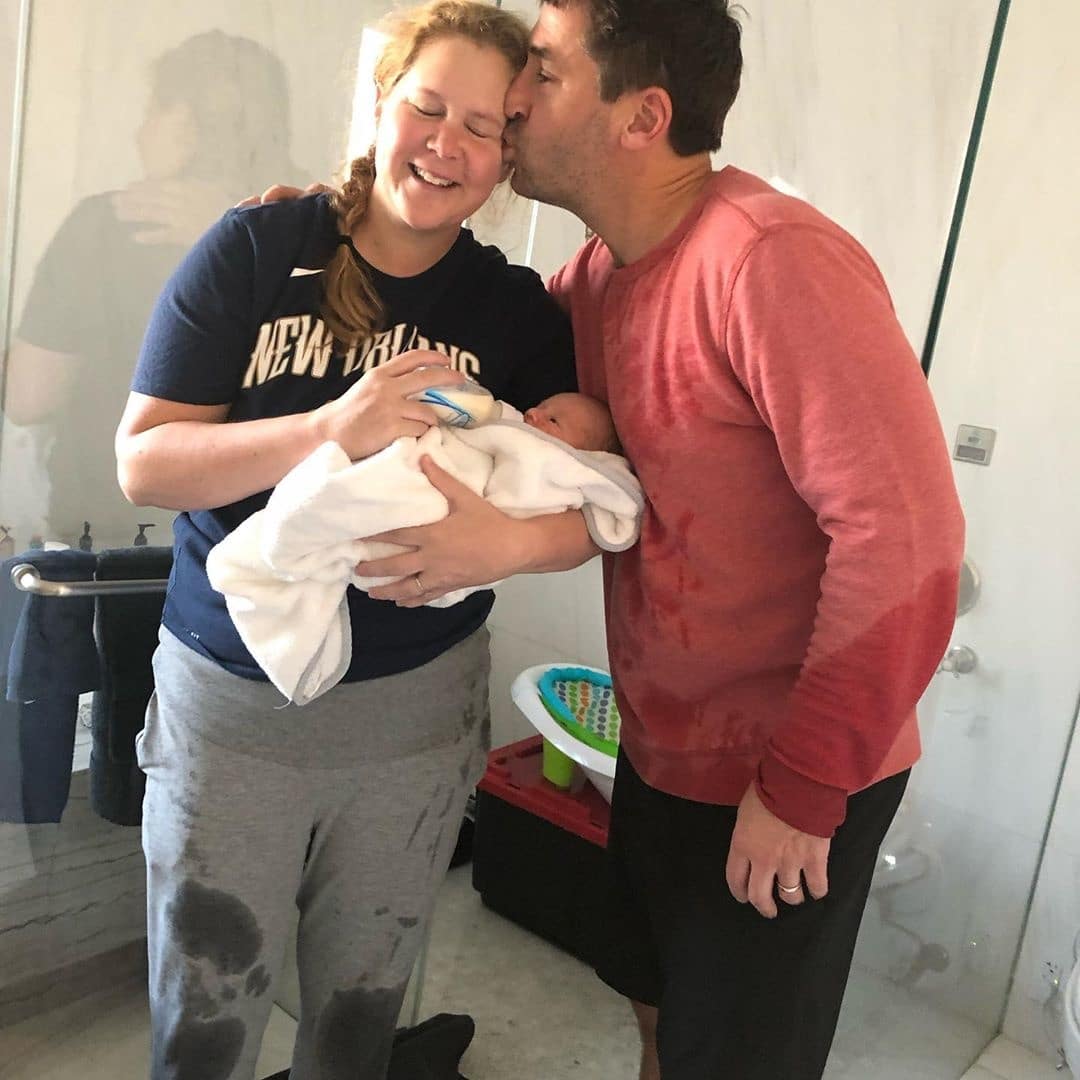 Amy Schumer’s refreshingly honest reason for switching to formula: ‘This is not for me’ Amy Schumer holding her newborn while her husband kisses her cheek