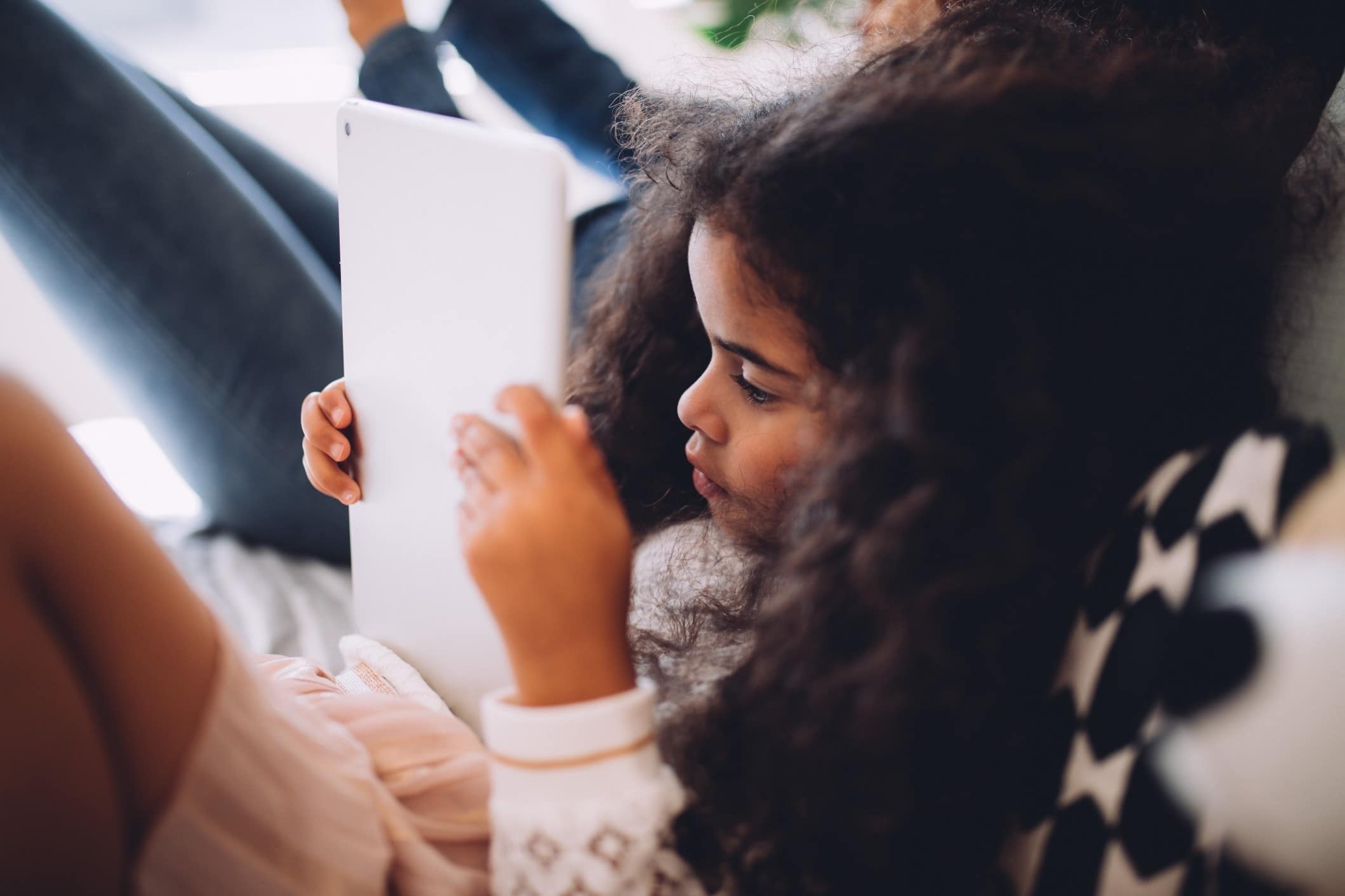5 expert tips to get the most of online learning resources little girl playing on a tablet