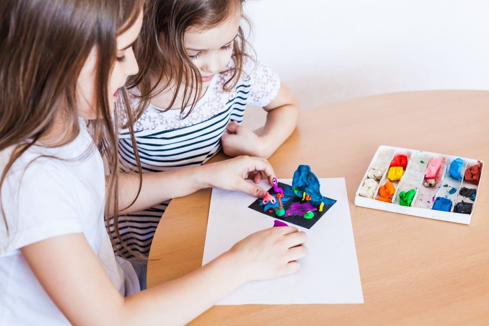 10 art activities for preschoolers & toddlers that don’t require a PhD in Pinterest mom and toddler doing art activities together