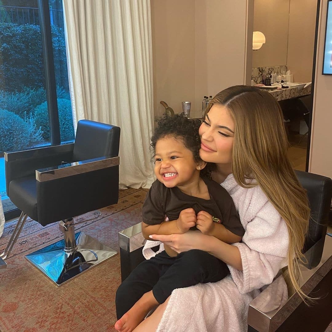 Kylie Jenner tried the viral ‘patience challenge’ with Stormi Kylie Jenner hugging daughter Stormi