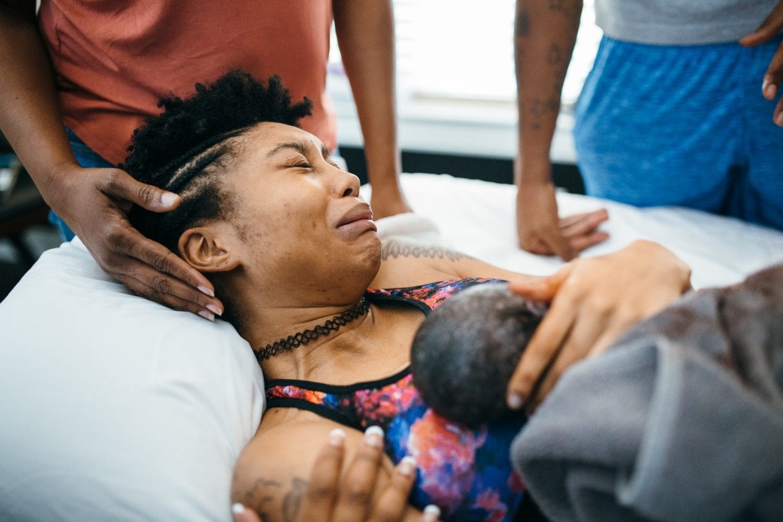 These emotional birth photos show why midwives are so important woman in labor