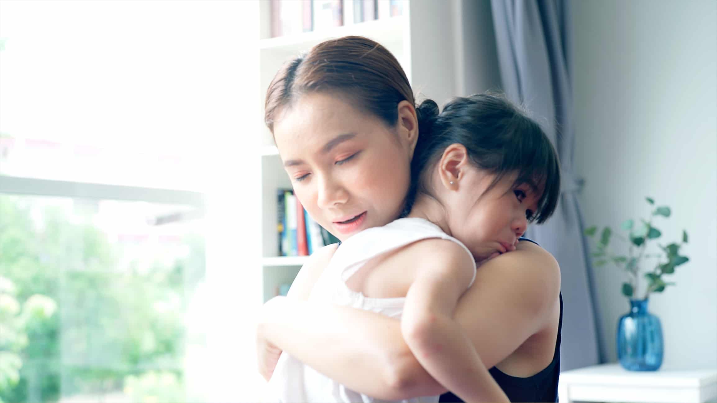 Expert strategies for dealing with the loss of a grandparent, age by age mom hugging little girl