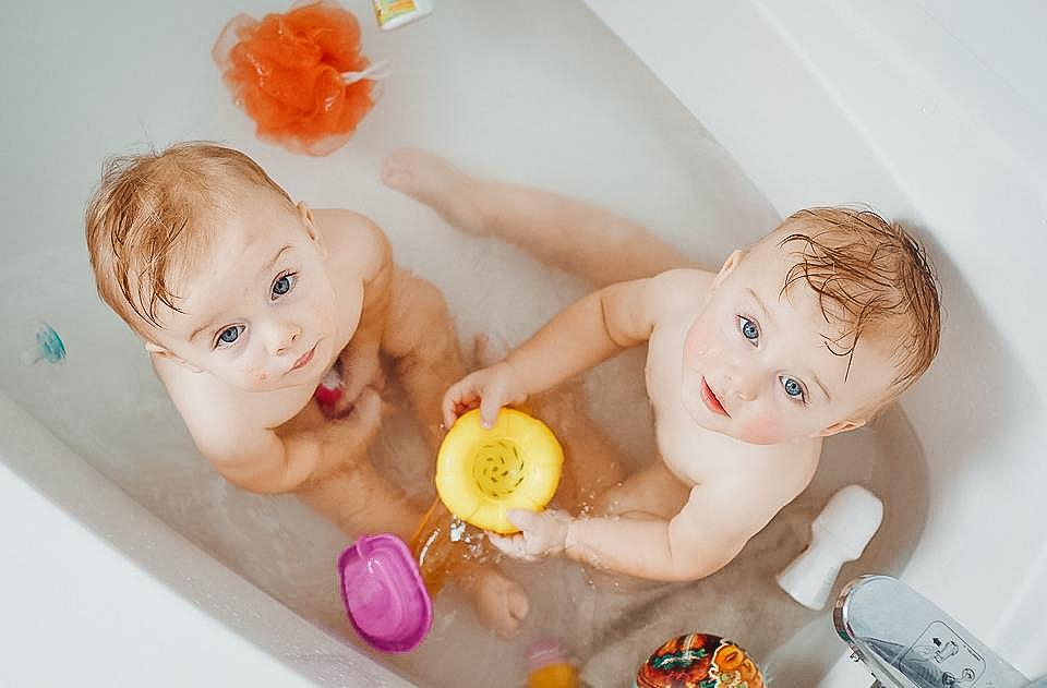 6 lies I believed about twins before I had my own twin-babies-in-a-tub-looking-at-the-camera