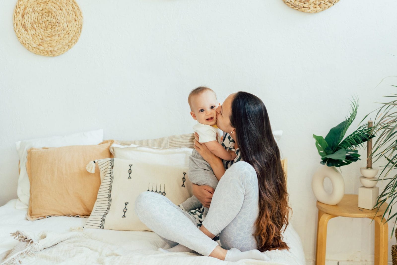 After 51 months of breast & bottle-feeding, here’s what I would tell a new mom mom kissing baby on the cheek