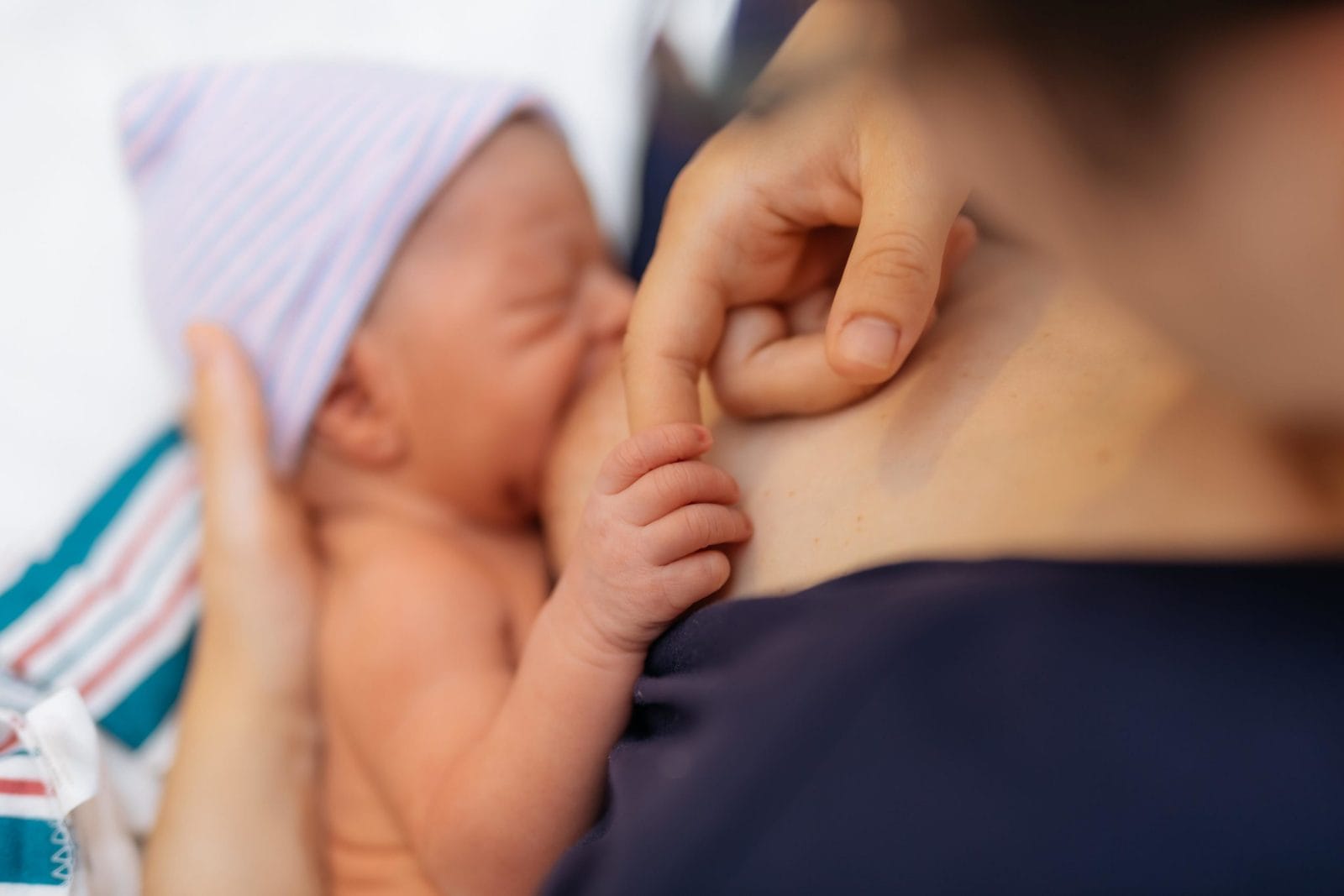 Breastfed babies are getting Covid-19 antibodies from vaccinated moms mom breastfeeding a newborn