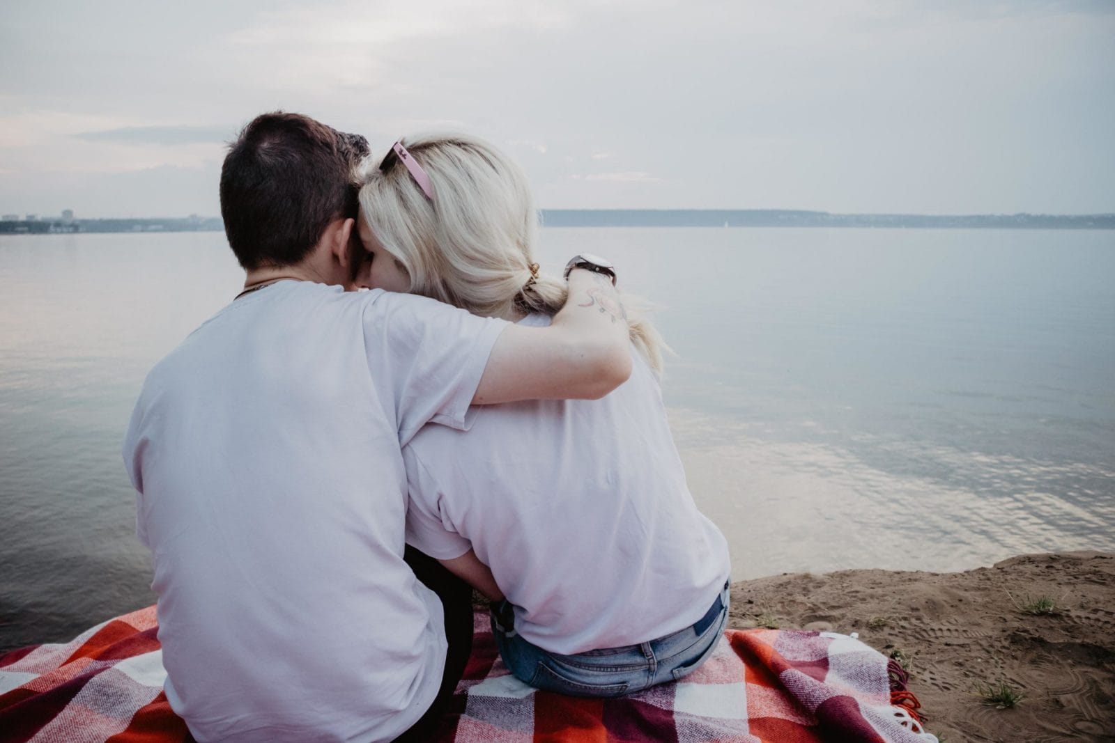 6 lies I believed about infertility before I got pregnant infertility myths: couple embracing on the beach