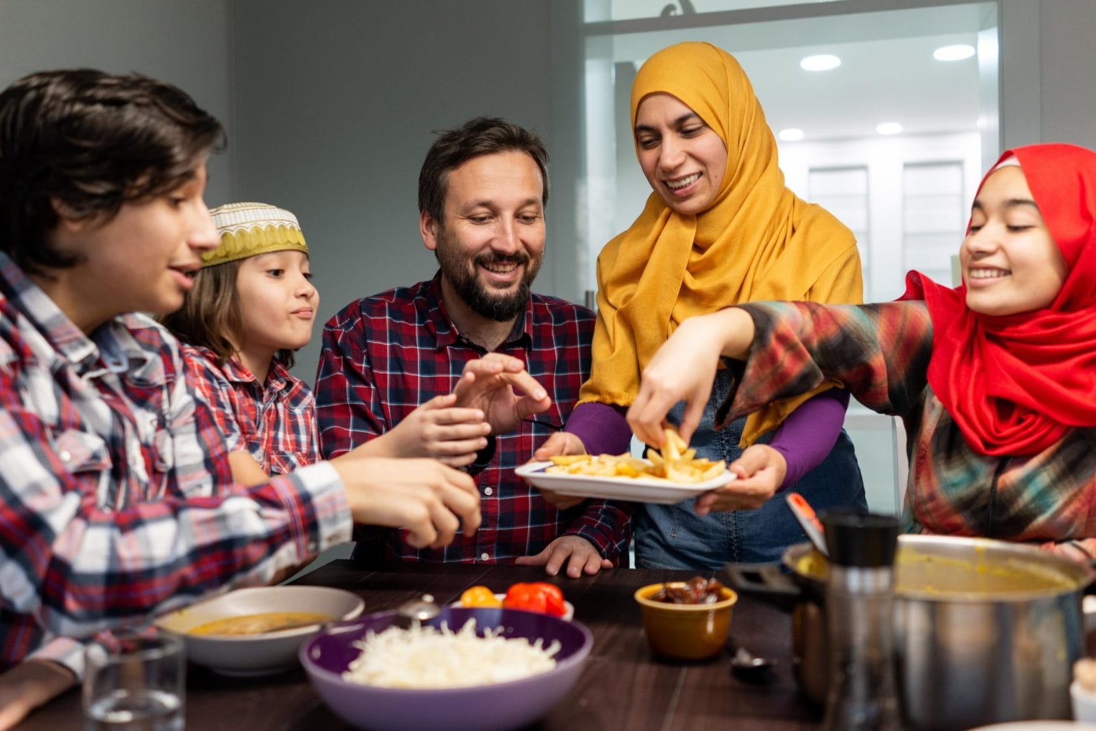 How to introduce kids to Ramadan and help them connect with their community family eating ramadan meal