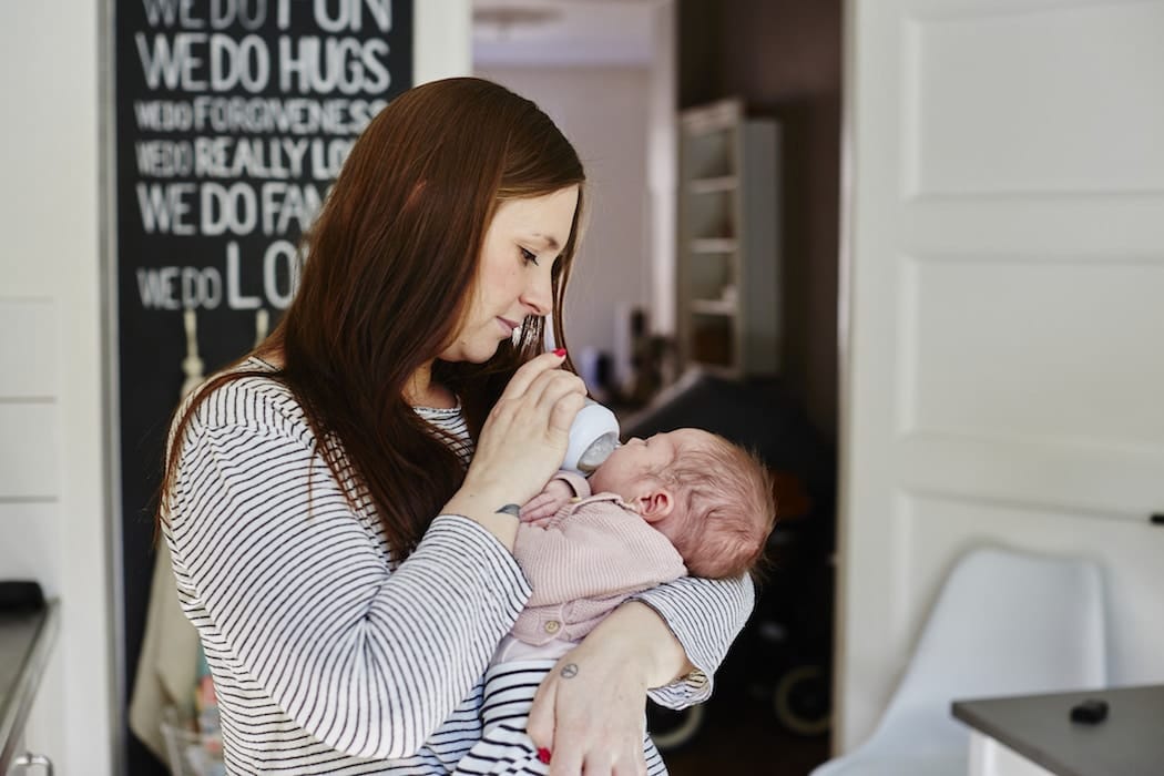 There’s no difference between breastmilk or formula when it comes to your child’s IQ, says study mom giving a newborn baby a bottle