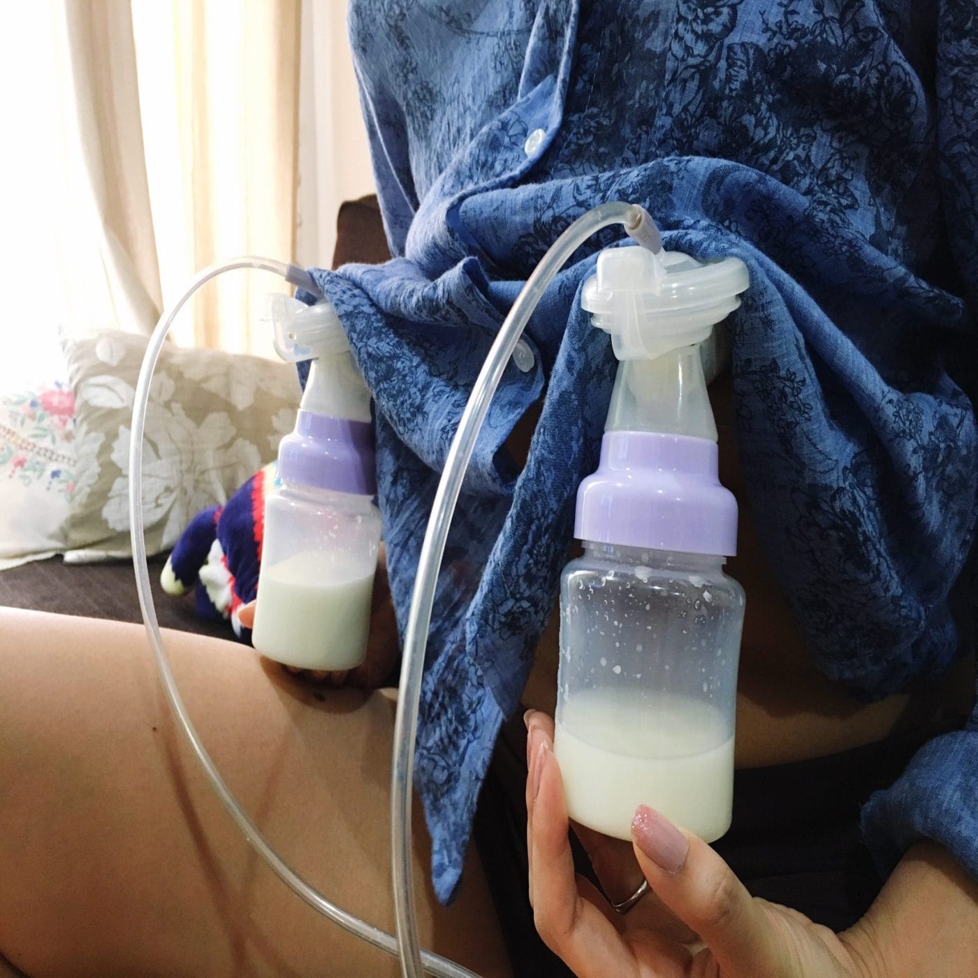 This viral pumping hack is helping moms stress less & pump more mom pumping milk