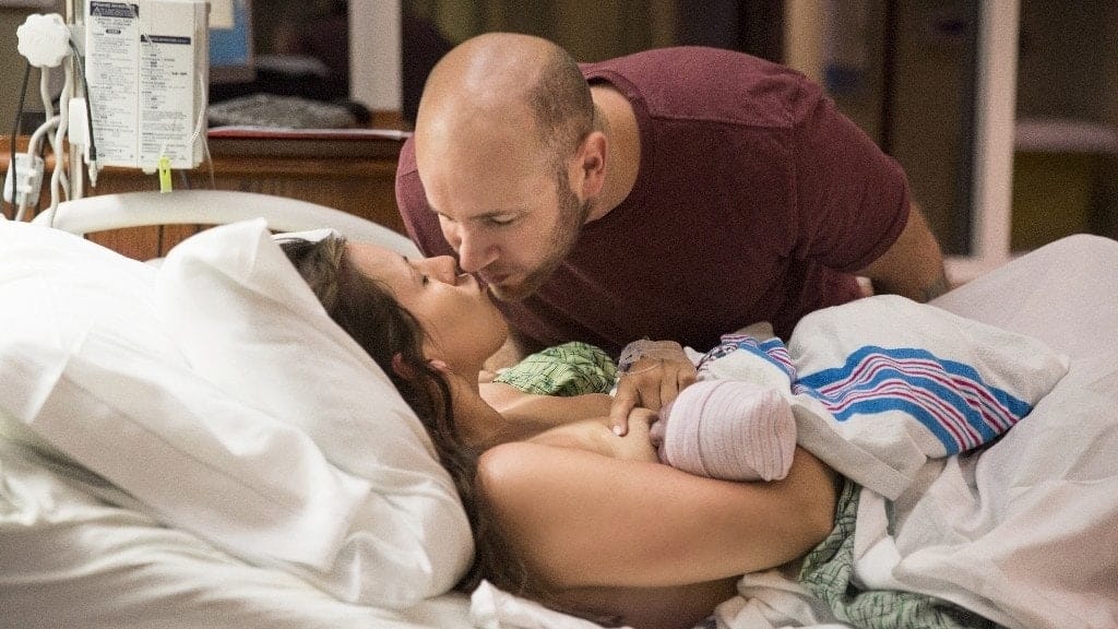 This viral photo of a mom giving birth in a hospital hallway shows the true strength of women parents kissing after mom gives birth