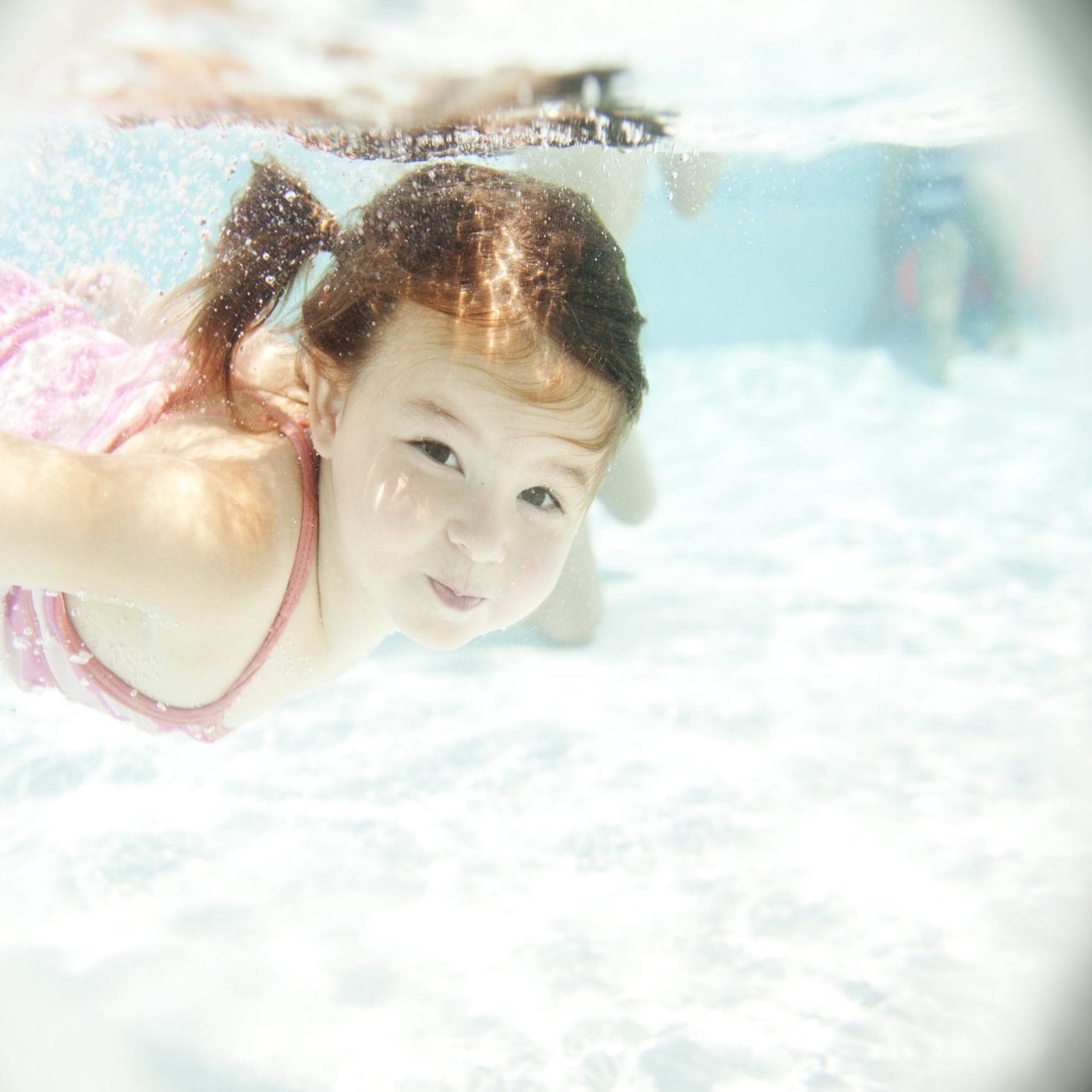 A drowning investigator’s plea to parents about water safety goes viral little girl swimming in a pool - water safety for kids