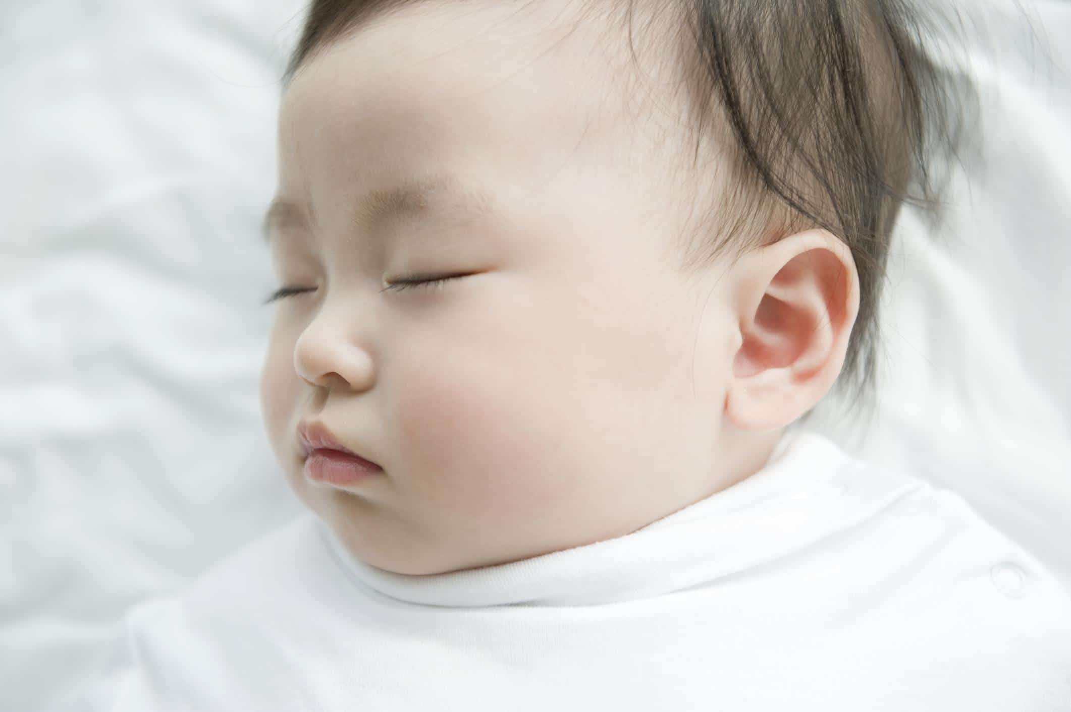 How much sleep does a 12-week-old baby need? 12-week-old baby sleeping on its back