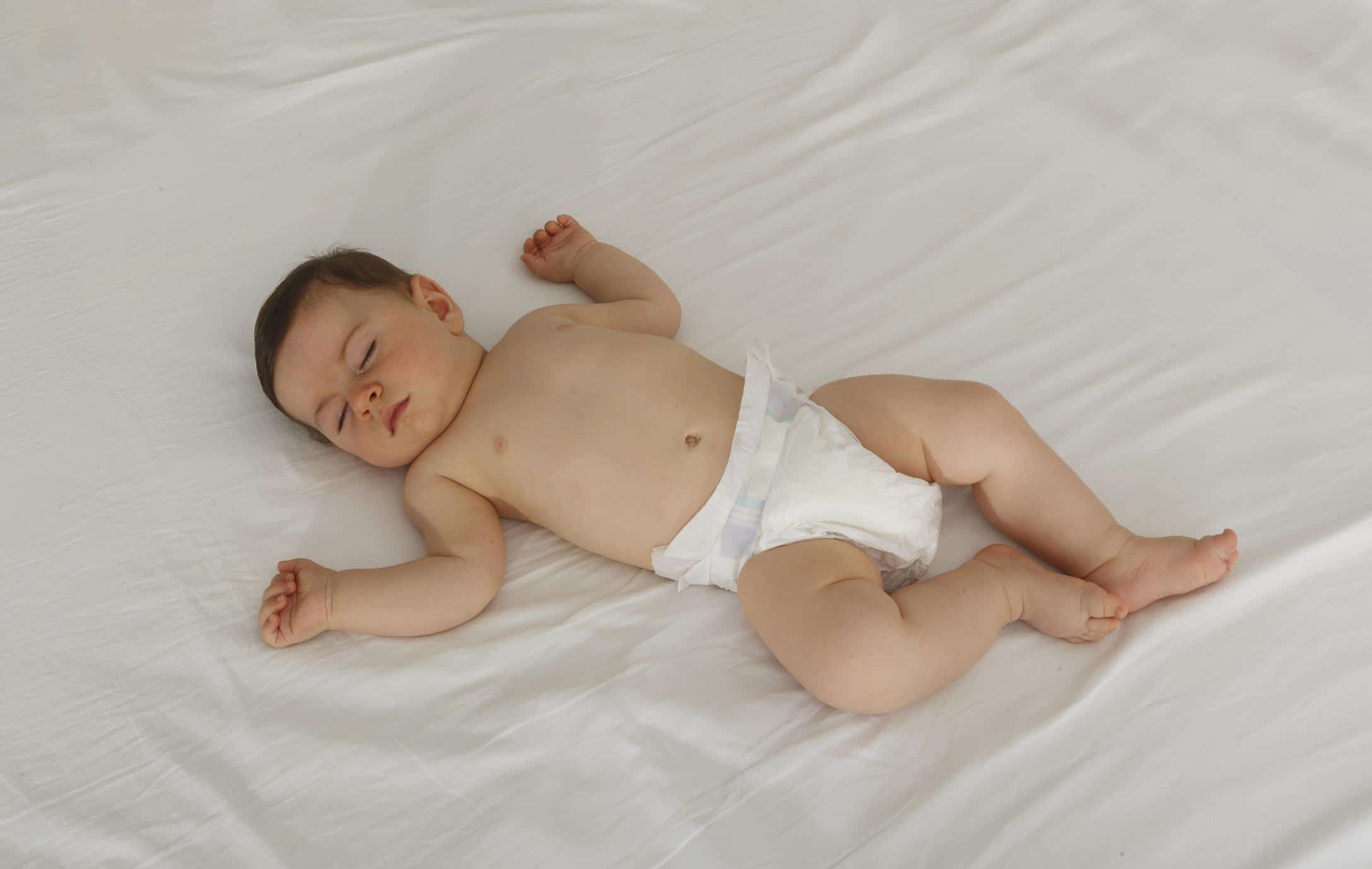 How much sleep does a 15-week-old baby need? 15-week-old baby sleeping on a bed