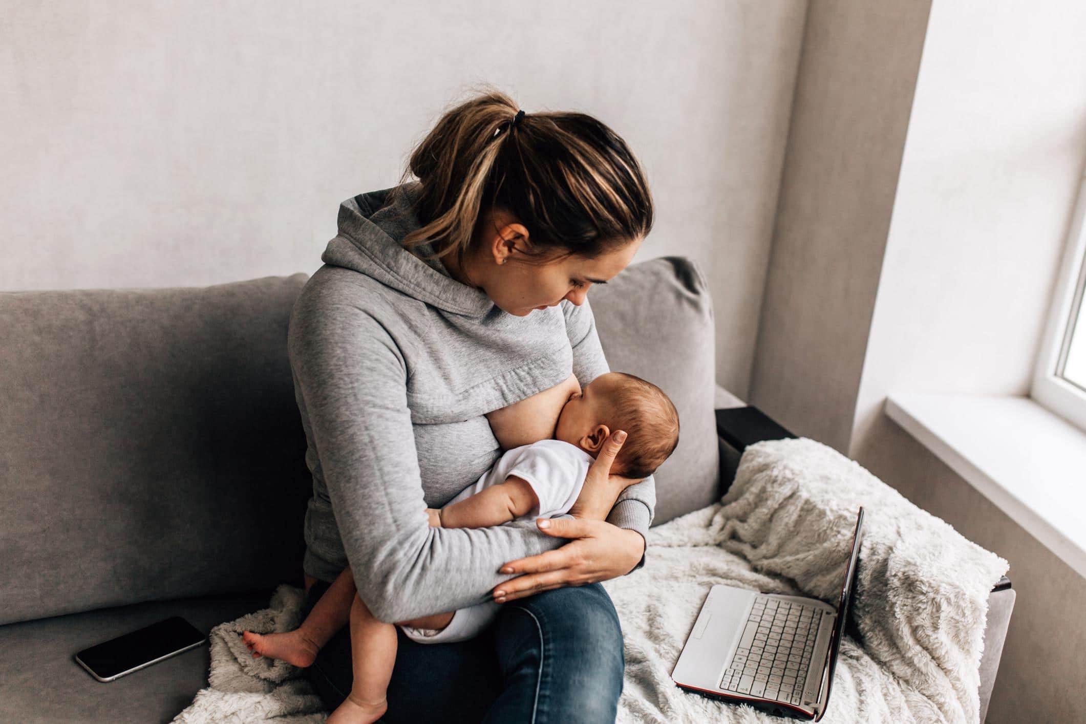 6 things *not* to say to the mama who’s struggling with breastfeeding mother breastfeeding baby - struggling with breastfeeding