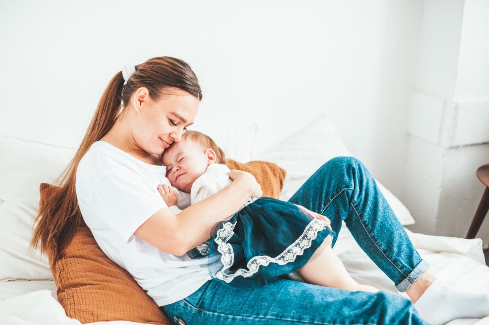 This study proves that paid parental leave benefits moms’ health—for decades paid leave: mother holding baby at home