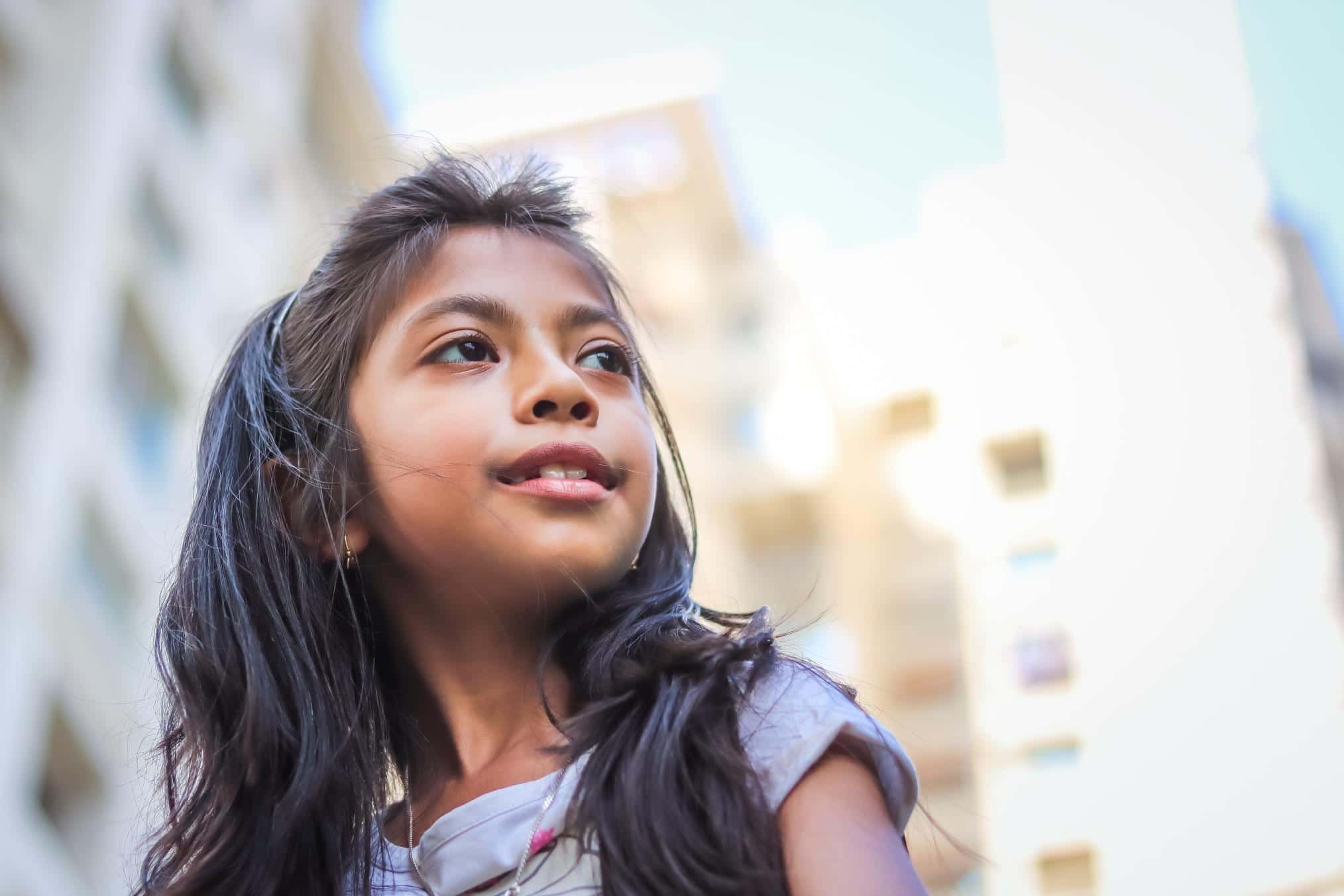 Mentally strong kids have parents who refuse to do these 13 things little girl looking up at the sky- raising mentally strong kids