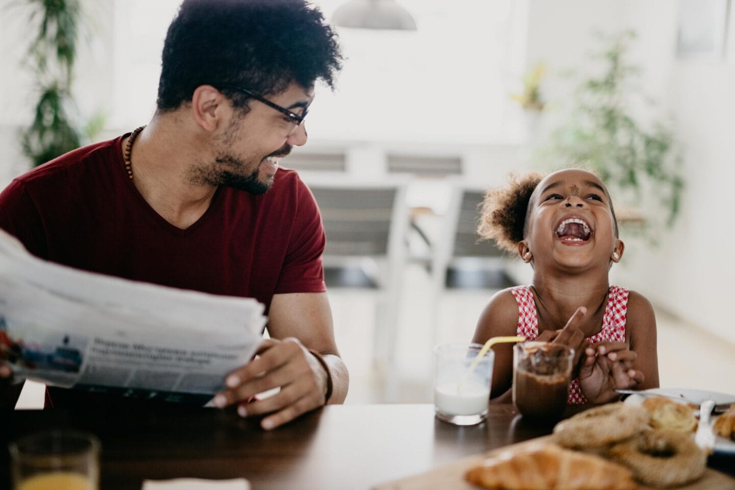 The best funny jokes for kids appropriate for any occasion dad telling little girl a hilarious jokes for kids