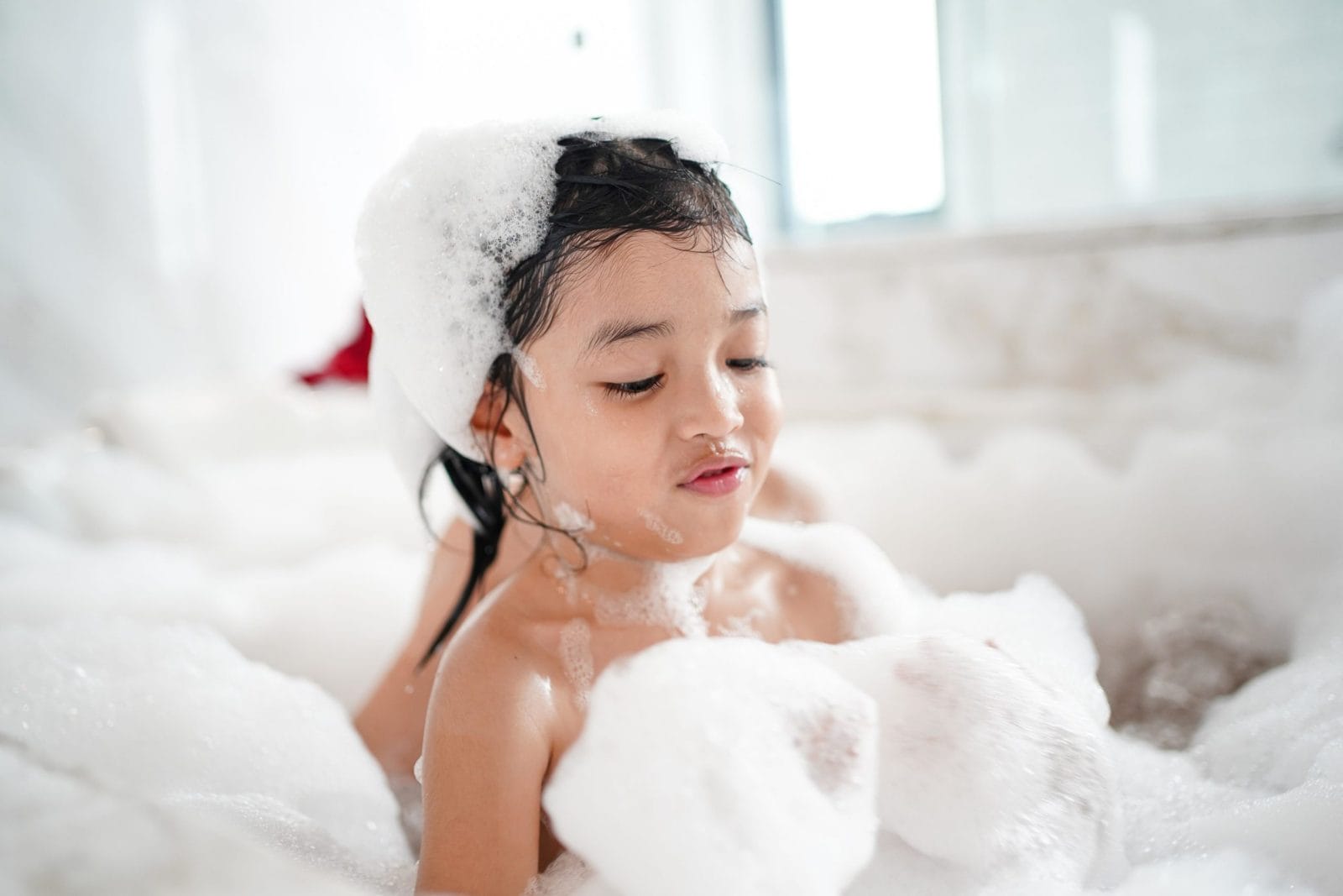 30 simple ways to entertain your toddler child playing in a bubble bath- how to keep a toddler busy