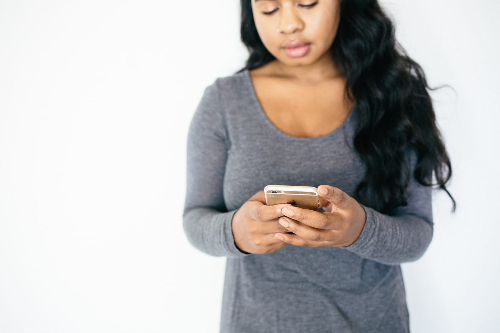 8 ways mamas can stop doomscrolling and feel better, fast doomscrolling on phone