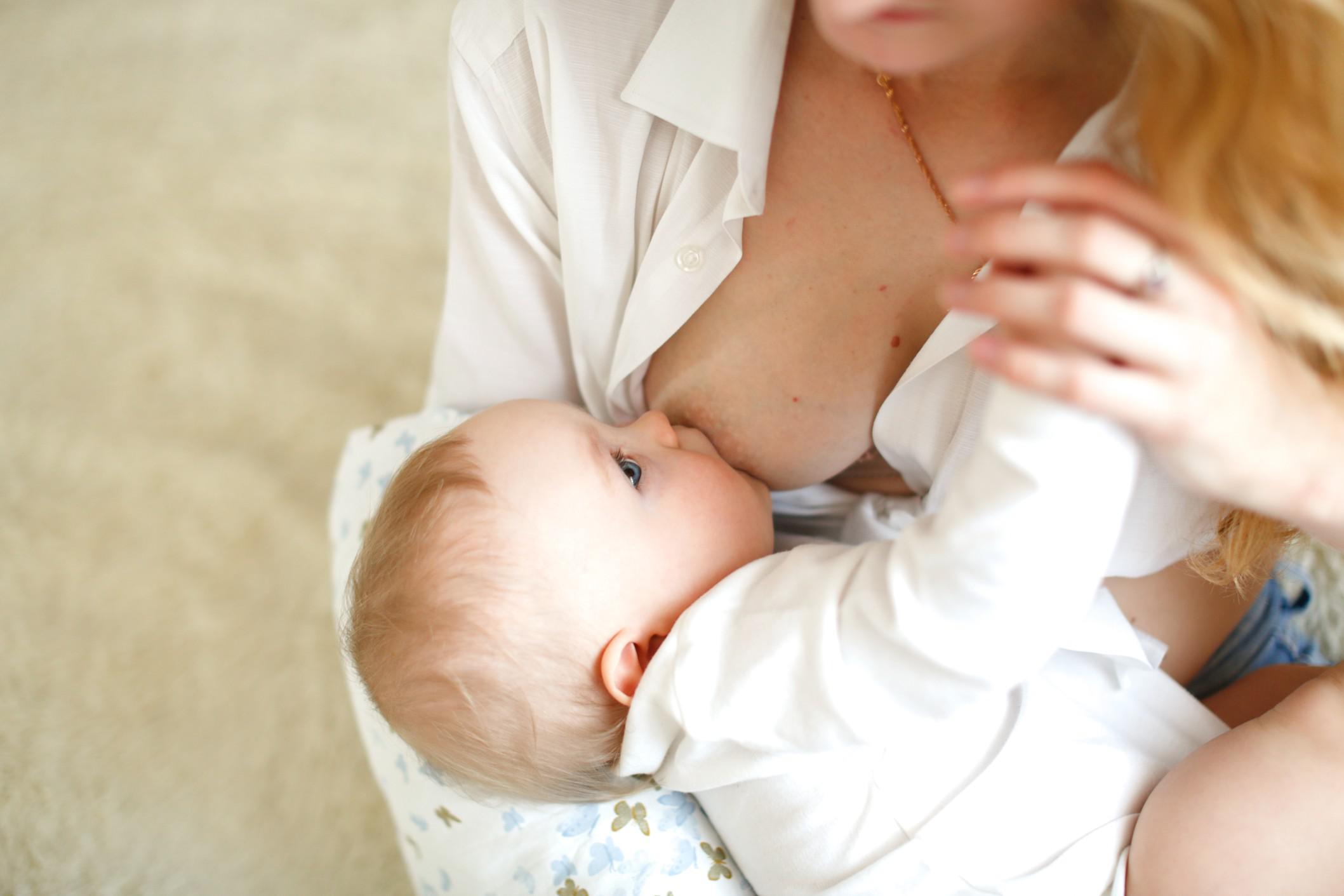 10-week-old baby feeding schedule & amounts mom breastfeeding a baby - 10-week-old baby feeding schedule
