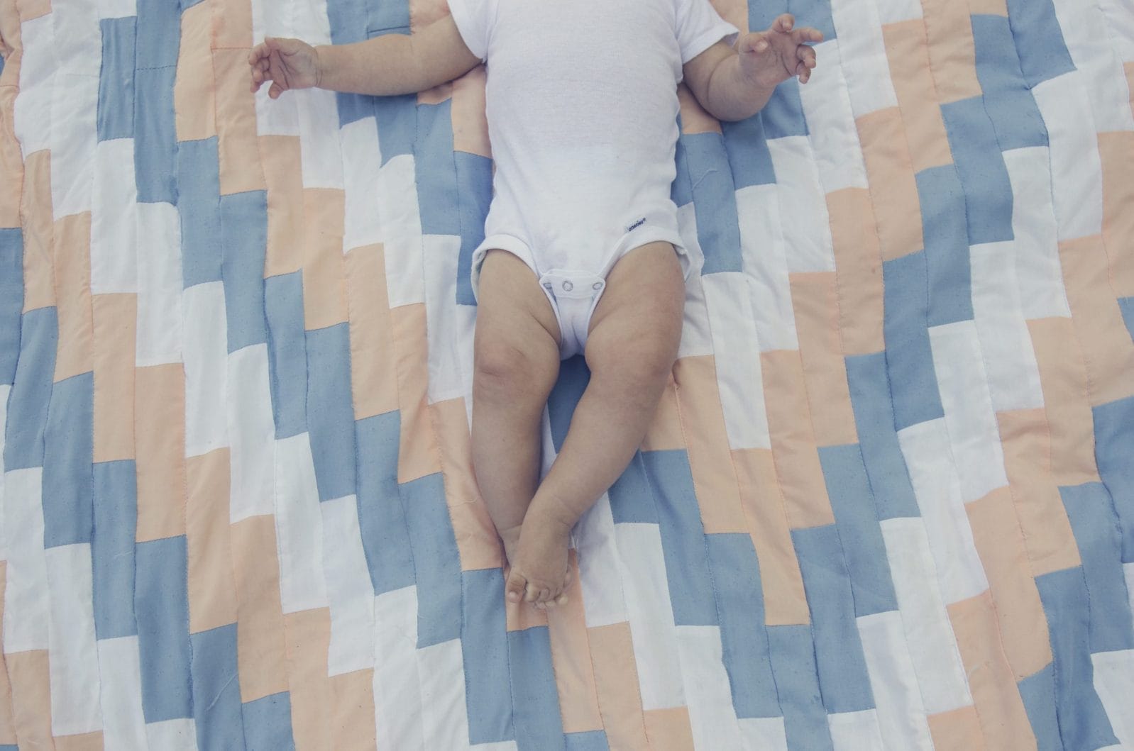 Activities for a 4-month-old: Fostering baby’s development baby lying on quilt - activities for 4-month-old