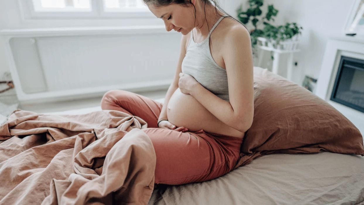 Preparing for your birth? Have you heard of Motherly’s birth class? pregnant-woman-on-a-bed-holding-her-belly