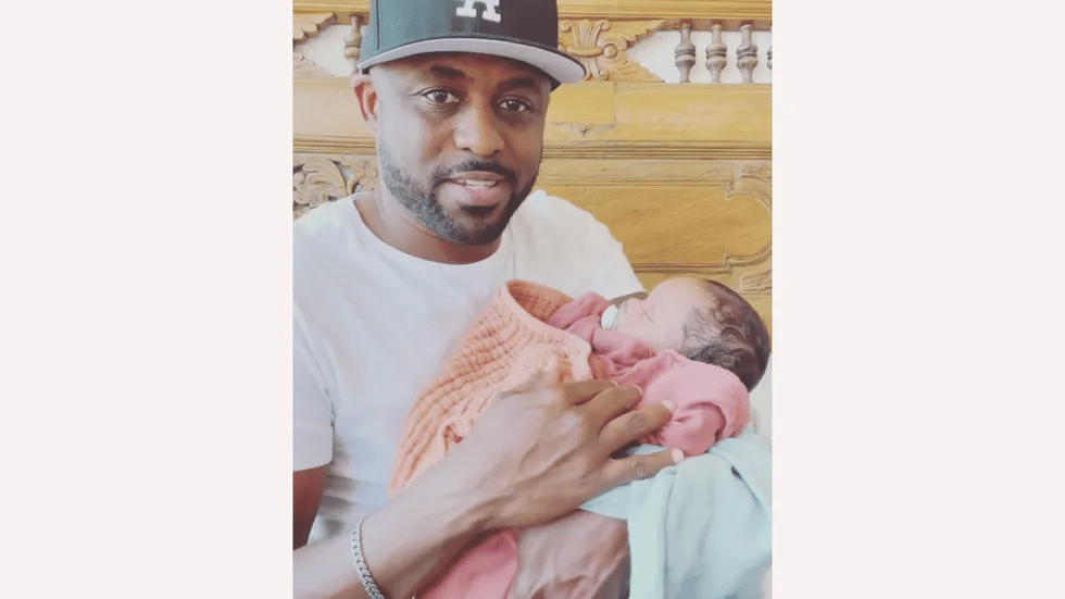 Wayne Brady shares unconventional co-parenting arrangement—and it’s so sweet wayne-brady-holding-baby