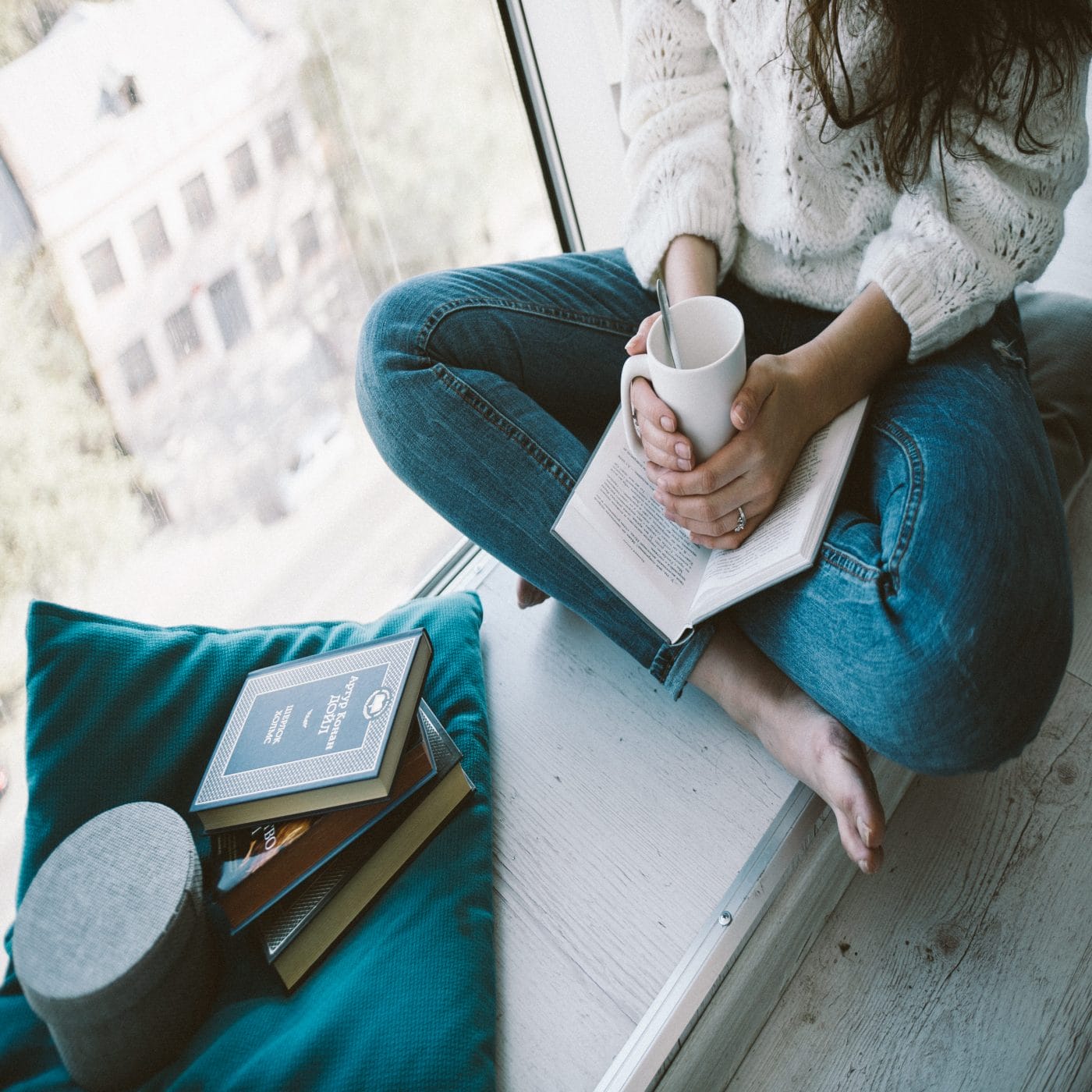 The best books of 2022 woman reading book- best books of 2022