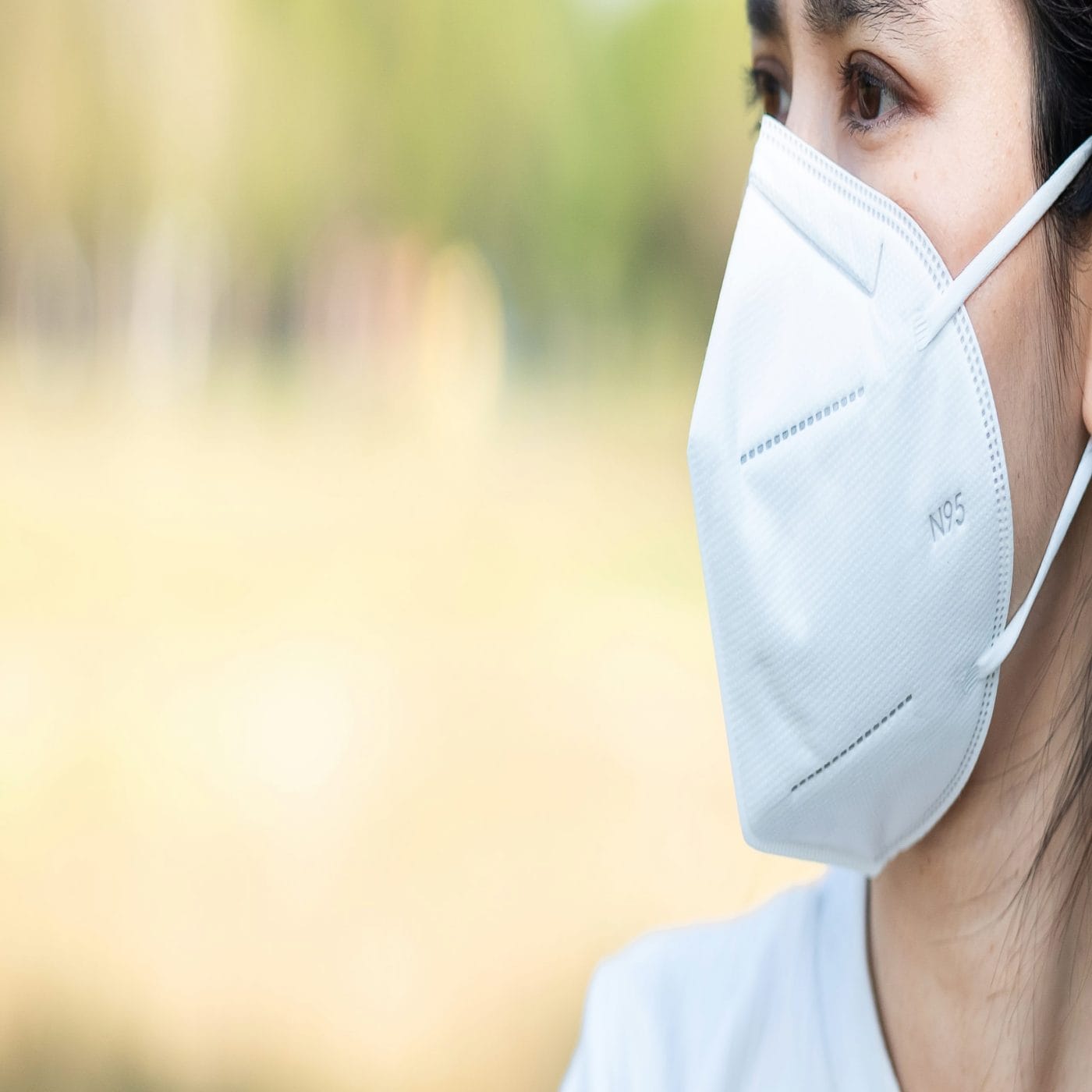 The White House will give out 400 million free N95 masks starting next week Woman wearing an N95 face mask