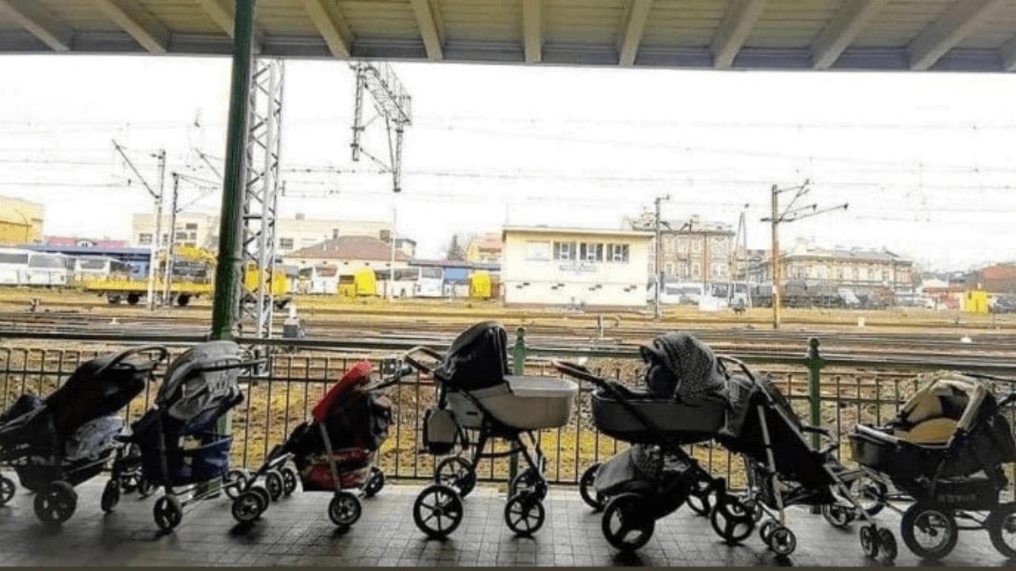 Heart-wrenching photo shows how Polish mothers are helping mothers fleeing Ukraine Polish mothers leave strollers for mothers feeling Ukraine