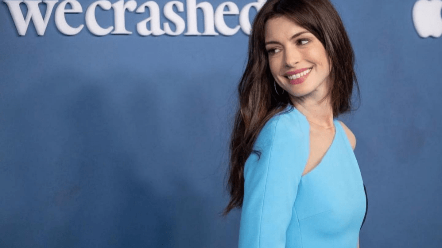 The internet is roasting E! News for acting like Anne Hathaway, 39, is an old crone Anne Hathaway red carpet