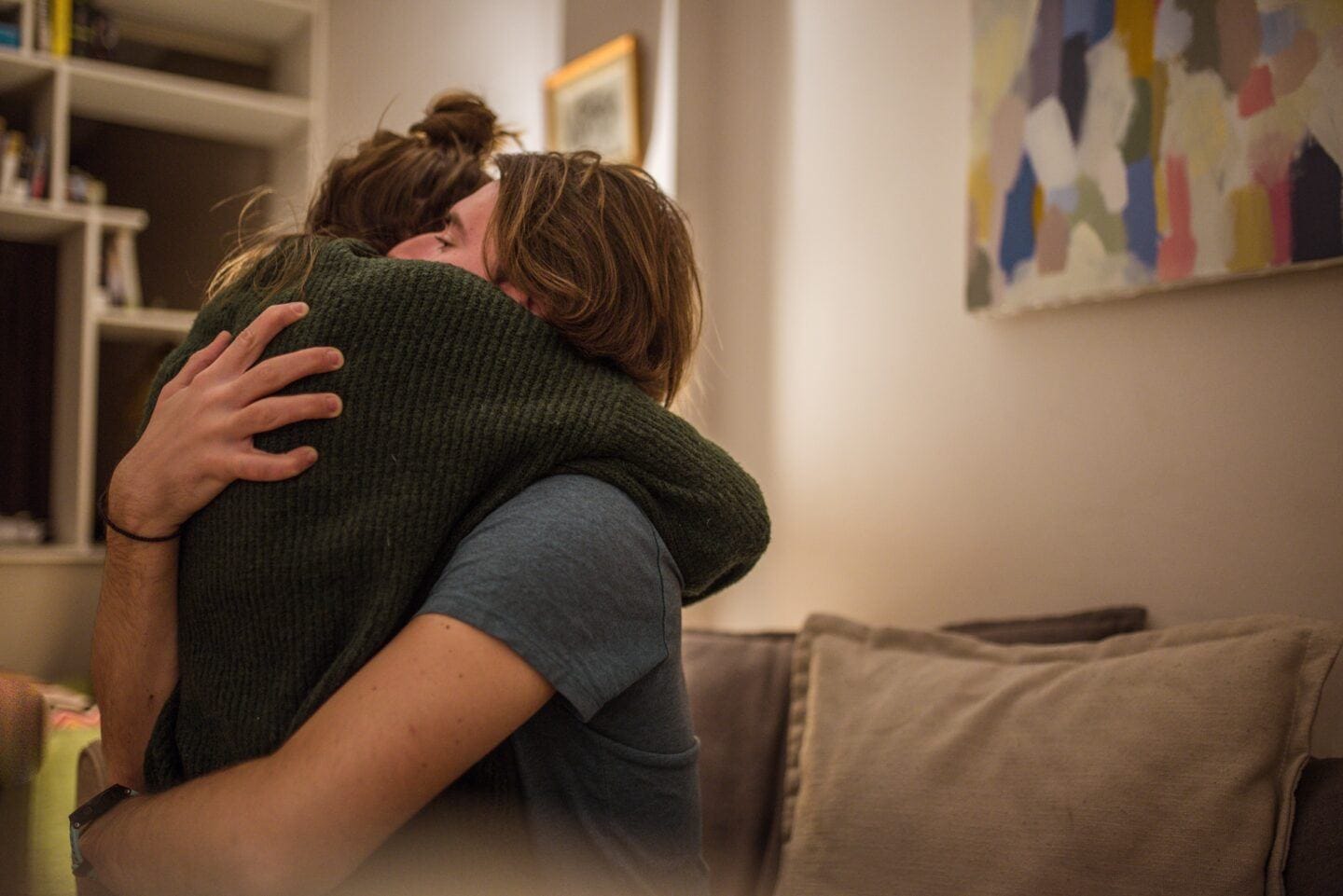Dear partner: I’m sorry for when I take my mom rage out on you mom rage: couple hugging