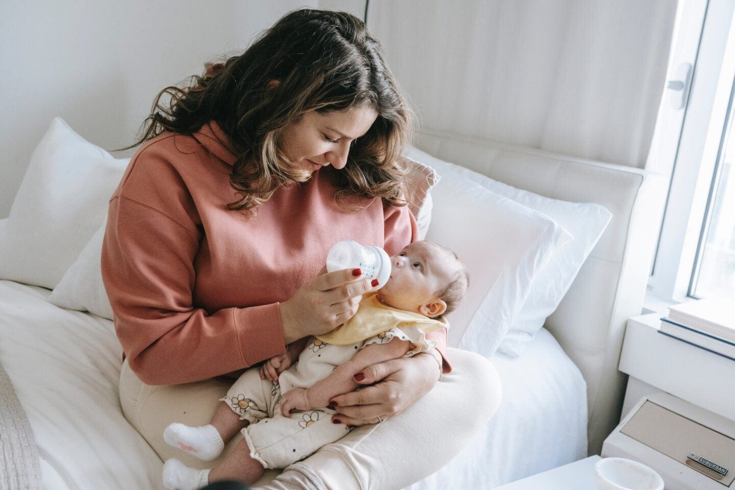 Do I need to give my baby vitamins? A dietitian shares what you need to know baby vitamins: mother bottle feeding infant at home