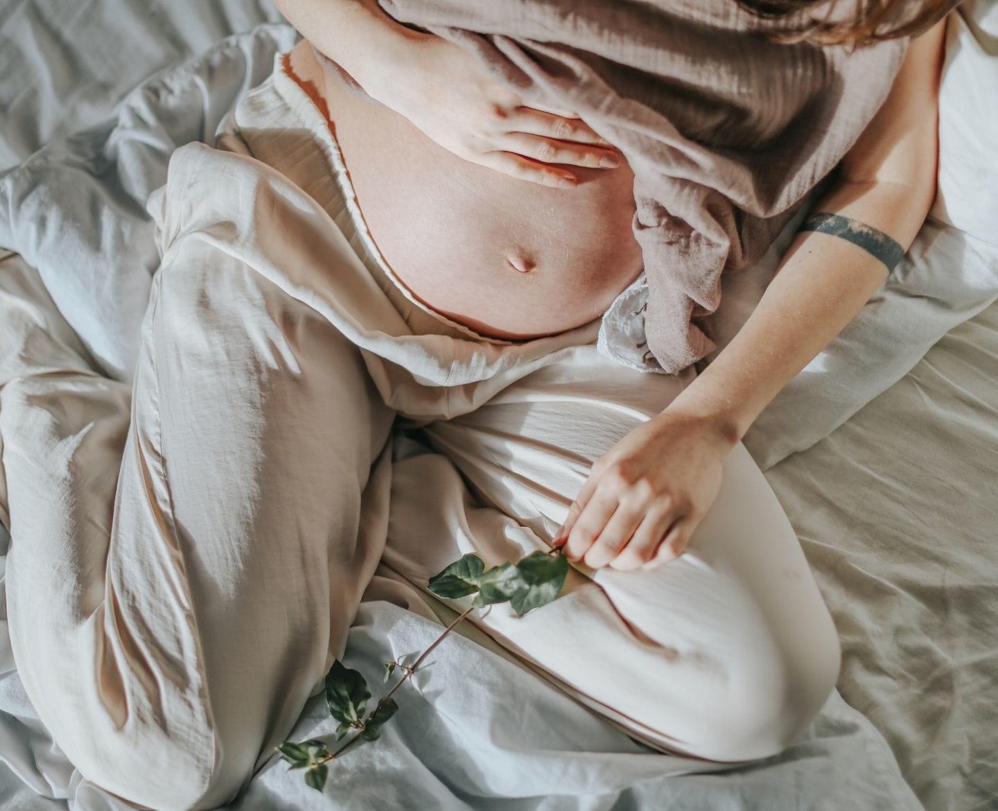 The decision to announce your pregnancy early is complex early pregnancy announcement: pregnant woman holding belly