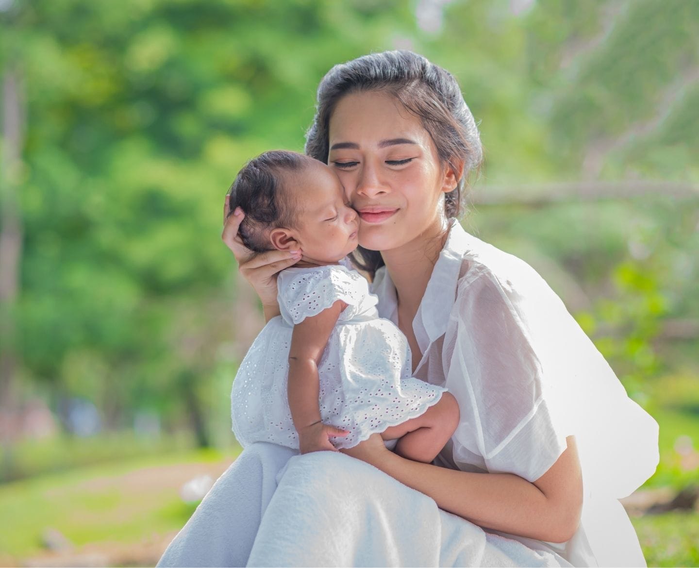 I’m a therapist and I didn’t connect to my baby at first, until I did this. mom holding and bonding with baby