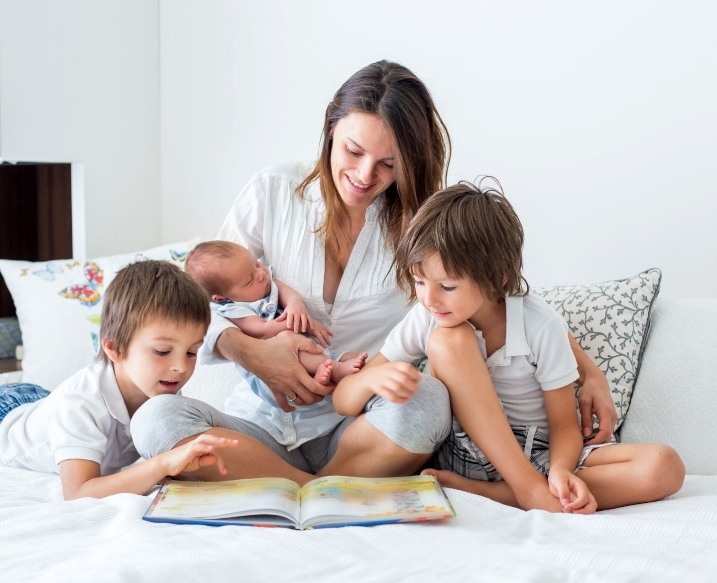 Science confirms having more than two kids can be hard on your brain mom reading with three kids