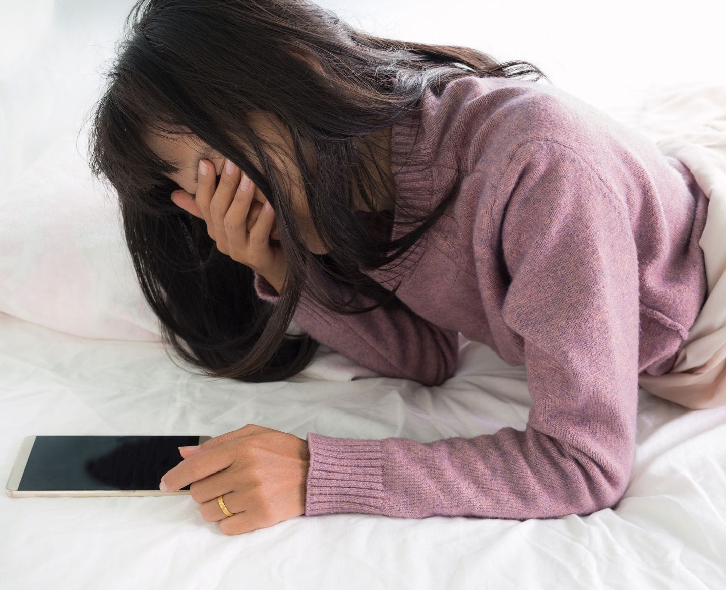 Ectopic pregnancy: Signs to watch out for before your first prenatal appointment sad woman crying on the bed